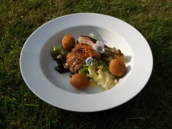 Rezept: Knusperperlhuhn mit goldenen Linsenbällchen auf Sommersalat in Orangen-Olivenölemulsion Bild Nr. 4 Knusperperlhuhn mit goldenen Linsenbällchen auf Sommersalat in Orangen-Olivenölemulsion - Rezept - Bild Nr. 4