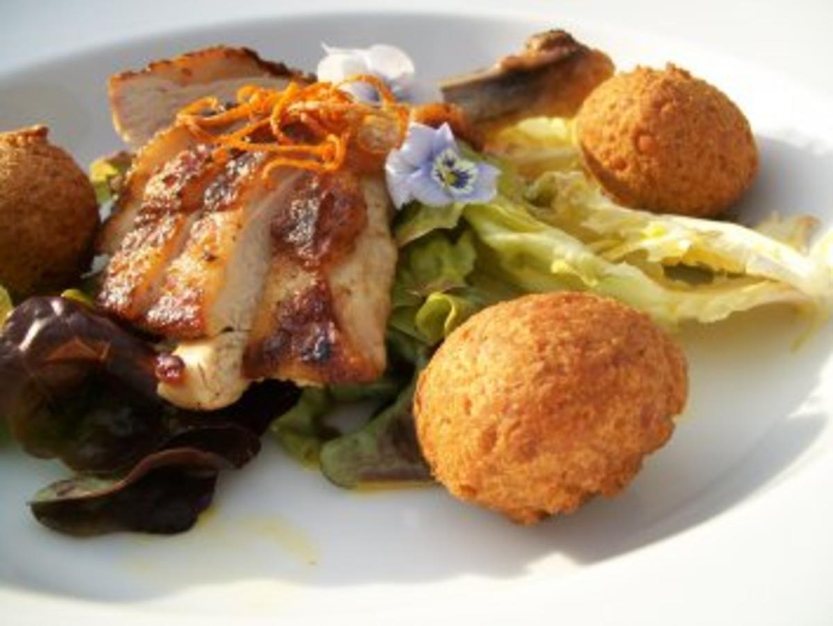 Knusperperlhuhn mit goldenen Linsenbällchen auf Sommersalat in Orangen-Olivenölemulsion - Rezept - Bild Nr. 5