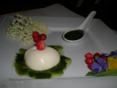 Rezept: Holunder Blüten Mousse mit Minz Pesto Holunder Blüten Mousse mit Minz Pesto - Rezept