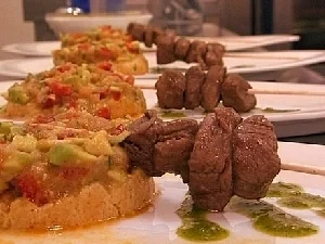 Lammspieß auf Avocadosalsa und Kichererbsencreme - Rezept