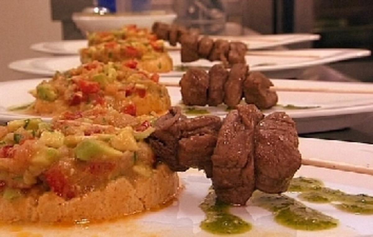 Lammspieß auf Avocadosalsa und Kichererbsencreme - Rezept - kochbar.de