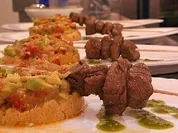 Lammspieß auf Avocadosalsa und Kichererbsencreme - Rezept