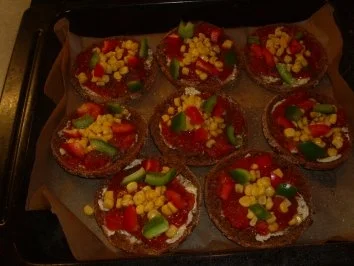 Rezept: Überbackene: Brotpizza mit Mais und Paprika Bild Nr. 3 Überbackene: Brotpizza mit Mais und Paprika - Rezept - Bild Nr. 3