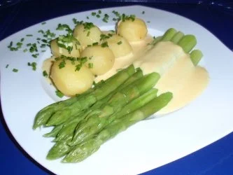 Rezept: Grüner Spargel mit Butterkartoffeln und Soße Hollandaise Grüner Spargel mit Butterkartoffeln und Soße Hollandaise - Rezept