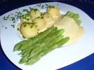 Grüner Spargel mit Butterkartoffeln und Soße Hollandaise - Rezept