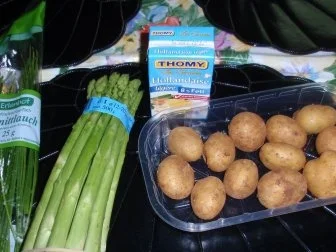 Rezept: Grüner Spargel mit Butterkartoffeln und Soße Hollandaise Bild Nr. 2 Grüner Spargel mit Butterkartoffeln und Soße Hollandaise - Rezept - Bild Nr. 2