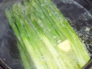 Rezept: Grüner Spargel mit Butterkartoffeln und Soße Hollandaise Bild Nr. 4 Grüner Spargel mit Butterkartoffeln und Soße Hollandaise - Rezept - Bild Nr. 4