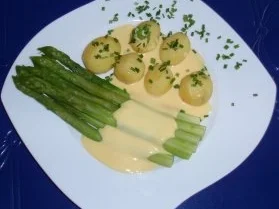 Rezept: Grüner Spargel mit Butterkartoffeln und Soße Hollandaise Bild Nr. 5 Grüner Spargel mit Butterkartoffeln und Soße Hollandaise - Rezept - Bild Nr. 5