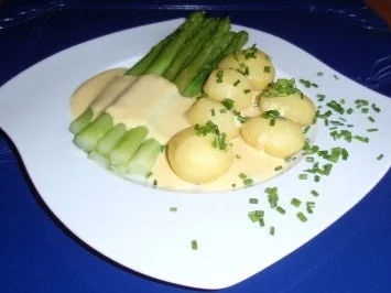 Rezept: Grüner Spargel mit Butterkartoffeln und Soße Hollandaise Bild Nr. 6 Grüner Spargel mit Butterkartoffeln und Soße Hollandaise - Rezept - Bild Nr. 6