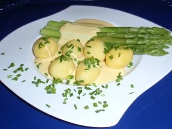 Rezept: Grüner Spargel mit Butterkartoffeln und Soße Hollandaise Bild Nr. 7 Grüner Spargel mit Butterkartoffeln und Soße Hollandaise - Rezept - Bild Nr. 7