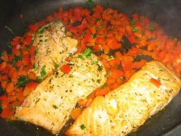 Rezept: Lachsfilet mariniert an Gnocchies mit Zitronen Paprikasoße Bild Nr. 3 Lachsfilet mariniert an Gnocchies mit Zitronen Paprikasoße - Rezept - Bild Nr. 3