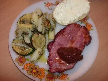 Rezept: gebratene Zucchini mit Spargel und Melissen-Pesto gebratene Zucchini mit Spargel und Melissen-Pesto - Rezept