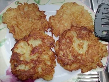 Rezept: Reibeplätzchen mit Apfel-Cranberrie-Kompott Reibeplätzchen mit Apfel-Cranberrie-Kompott - Rezept