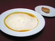 Möhren-Vanille-Süppchen mit Zitronensahne und Blätterteigeiern - Rezept