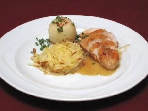Rezept: Hühnerbrust auf Weißwein-Sahnespiegel mit Teltower Rübchen u. Kartoffelnestern Hühnerbrust auf Weißwein-Sahnespiegel mit Teltower Rübchen u. Kartoffelnestern - Rezept