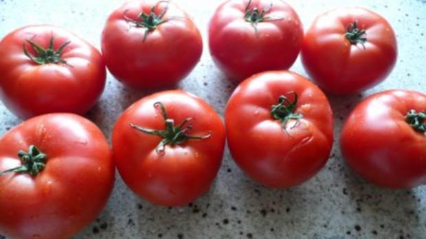 Fleischtomaten mit Frischkäsefüllung - Rezept - kochbar.de
