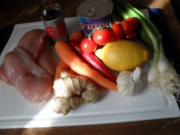 Rezept: Wok-Pfanne mit Knobi-Hähnchen, Möhren, Chinakohl, Frühlingszwiebel und Cocktailtomaten Wok-Pfanne mit Knobi-Hähnchen, Möhren, Chinakohl, Frühlingszwiebel und Cocktailtomaten - Rezept