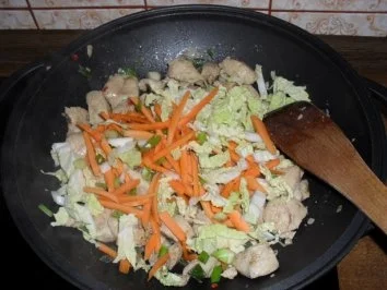 Rezept: Wok-Pfanne mit Knobi-Hähnchen, Möhren, Chinakohl, Frühlingszwiebel und Cocktailtomaten Bild Nr. 5 Wok-Pfanne mit Knobi-Hähnchen, Möhren, Chinakohl, Frühlingszwiebel und Cocktailtomaten - Rezept - Bild Nr. 5