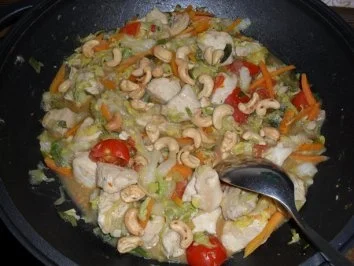 Rezept: Wok-Pfanne mit Knobi-Hähnchen, Möhren, Chinakohl, Frühlingszwiebel und Cocktailtomaten Bild Nr. 7 Wok-Pfanne mit Knobi-Hähnchen, Möhren, Chinakohl, Frühlingszwiebel und Cocktailtomaten - Rezept - Bild Nr. 7