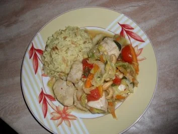 Rezept: Wok-Pfanne mit Knobi-Hähnchen, Möhren, Chinakohl, Frühlingszwiebel und Cocktailtomaten Bild Nr. 8 Wok-Pfanne mit Knobi-Hähnchen, Möhren, Chinakohl, Frühlingszwiebel und Cocktailtomaten - Rezept - Bild Nr. 8