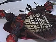 Rezept: Nussschälchen mit Limetten-Mousse auf Cassissoße Nussschälchen mit Limetten-Mousse auf Cassissoße - Rezept