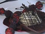 Nussschälchen mit Limetten-Mousse auf Cassissoße - Rezept