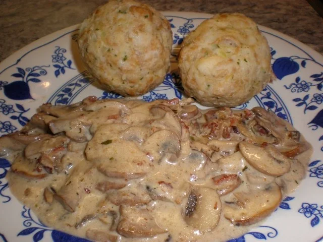 Rezept: Vollkornsemmelknödel mit Champignonrahmsauce Vollkornsemmelknödel mit Champignonrahmsauce - Rezept