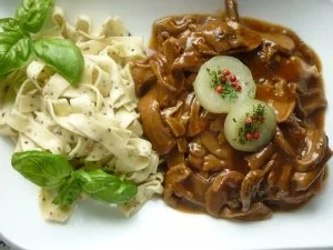 Rezept: Pute mit Barolo-Steinpilzsauce an Trüffeltagliatelle Pute mit Barolo-Steinpilzsauce an Trüffeltagliatelle - Rezept