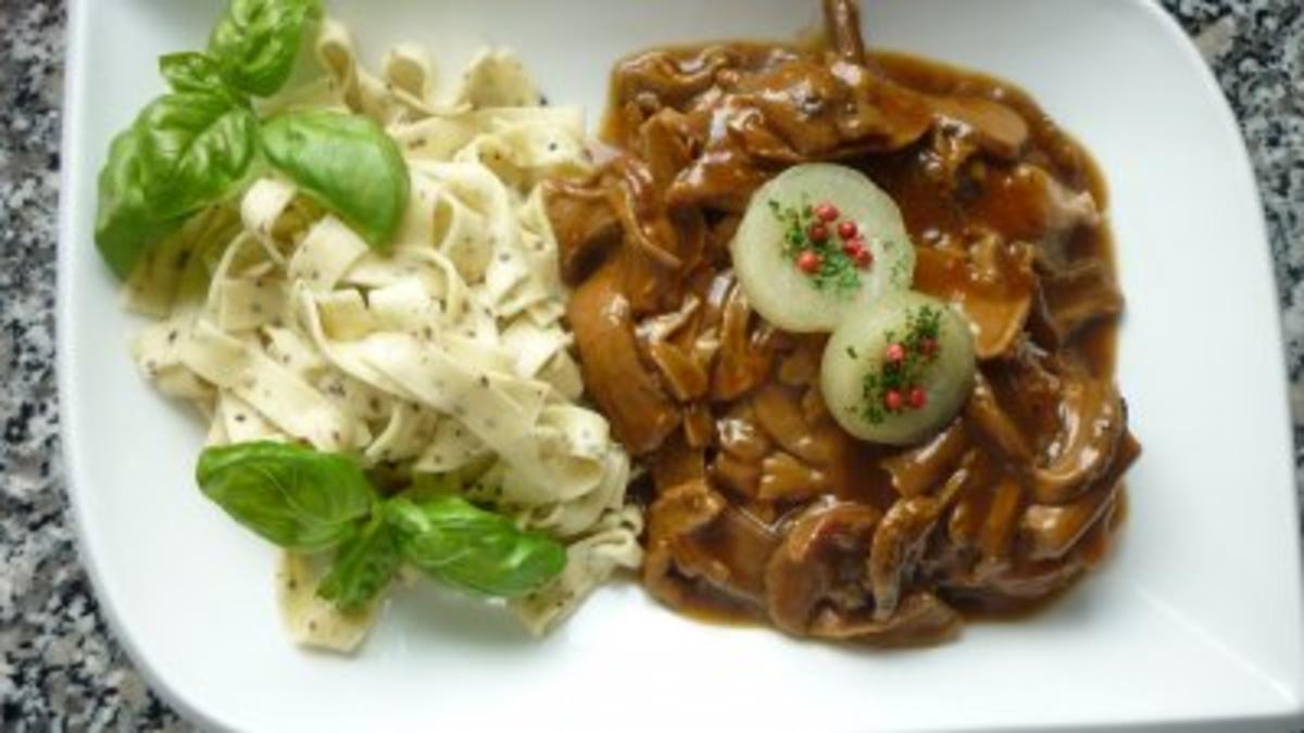 Pute mit Barolo-Steinpilzsauce an Trüffeltagliatelle - Rezept - kochbar.de Pute mit Barolo-Steinpilzsauce an Trüffeltagliatelle - Rezept - kochbar.de