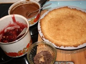 Kirschen auf Vanillie-Schoko-Puddingkissen in Mandelteigbett - Rezept - Bild Nr. 3