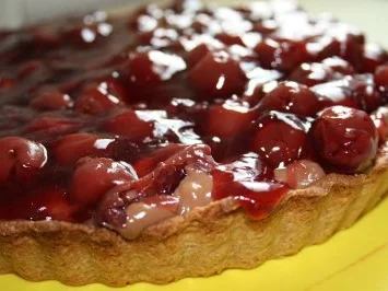 Kirschen auf Vanillie-Schoko-Puddingkissen in Mandelteigbett - Rezept - Bild Nr. 4