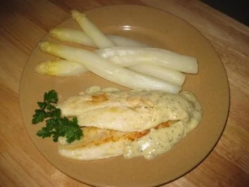 Pangasiusfilet mit einem leichten Kräutersößchen und lecker Spargel .......... - Rezept
