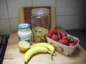 Hausgemachtes Müsli mit Erdbeer-Bananen-Püree und Joghurt - Rezept