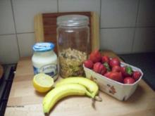 Hausgemachtes Müsli mit Erdbeer-Bananen-Püree und Joghurt - Rezept