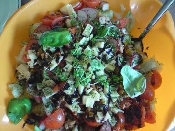 Rezept: Sommerlicher Salat mit allem was der Kühlschrank hergibt.... Sommerlicher Salat mit allem was der Kühlschrank hergibt.... - Rezept