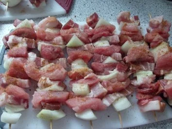 deftige Schaschlikspieße mit fruchtigem Joghurt-Eisberg-Salat - Rezept - Bild Nr. 2