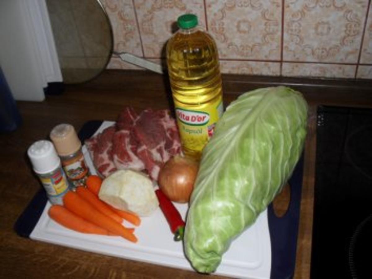 Spitzkohl mit Schweinenacken, Karotten, Sellerie und Zwiebeln - Rezept
Gesendet von Brutzlere