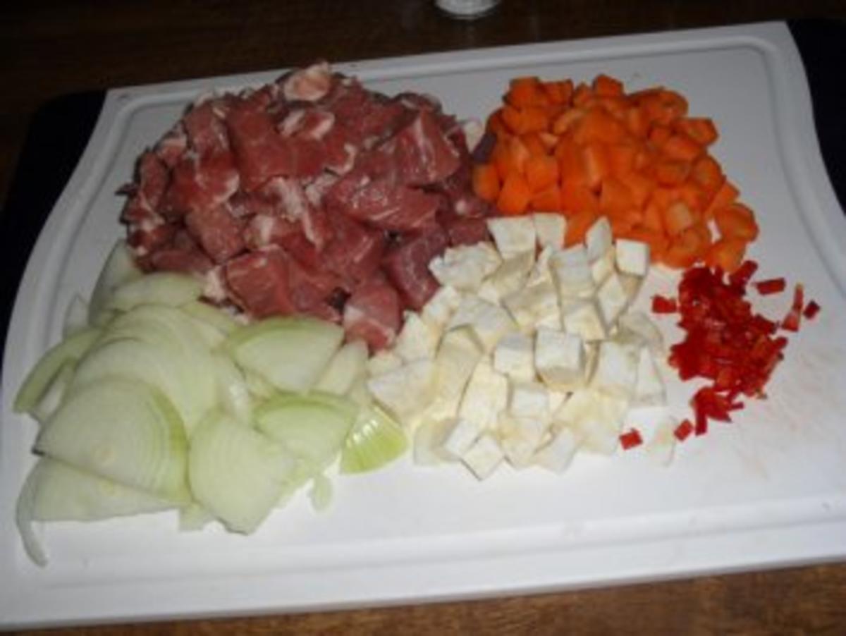 Spitzkohl mit Schweinenacken, Karotten, Sellerie und Zwiebeln - Rezept - Bild Nr. 2