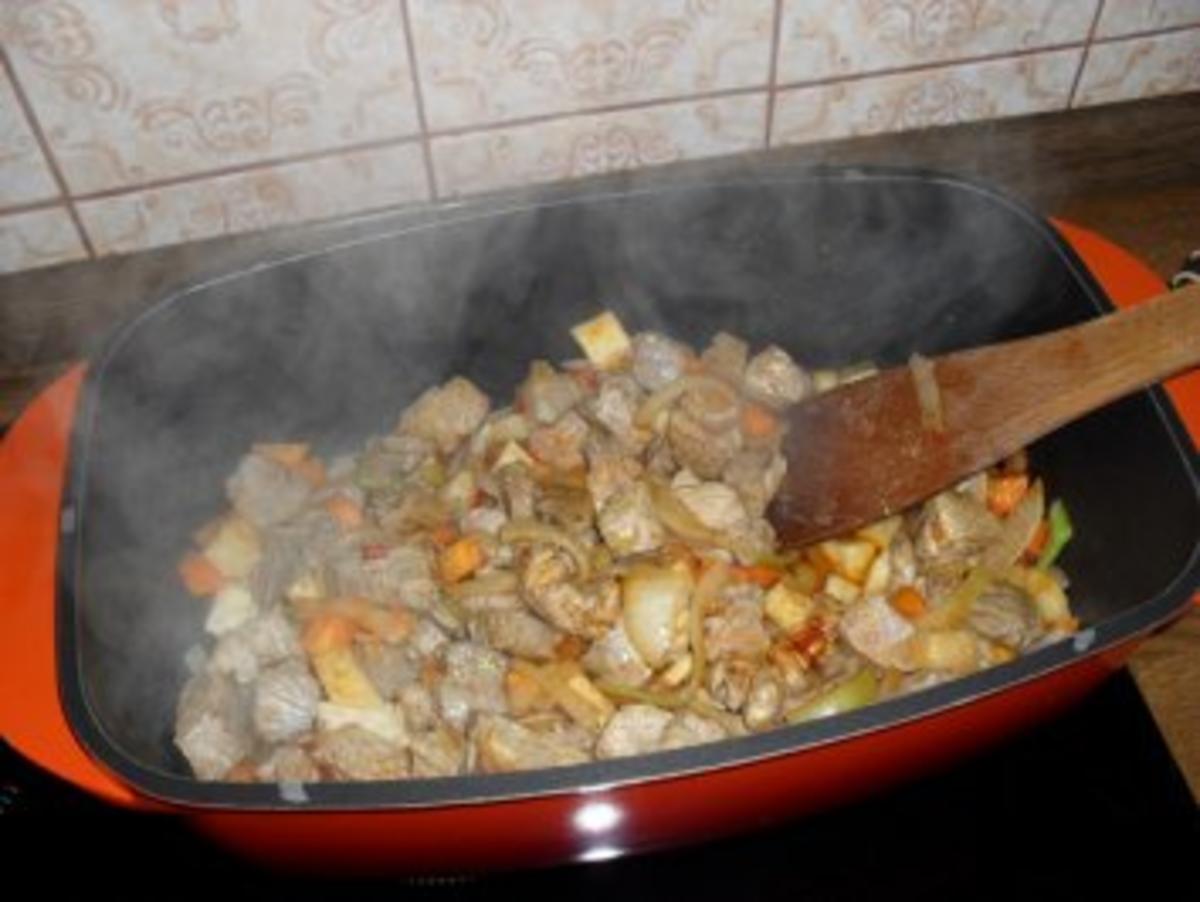 Spitzkohl mit Schweinenacken, Karotten, Sellerie und Zwiebeln - Rezept - Bild Nr. 3
