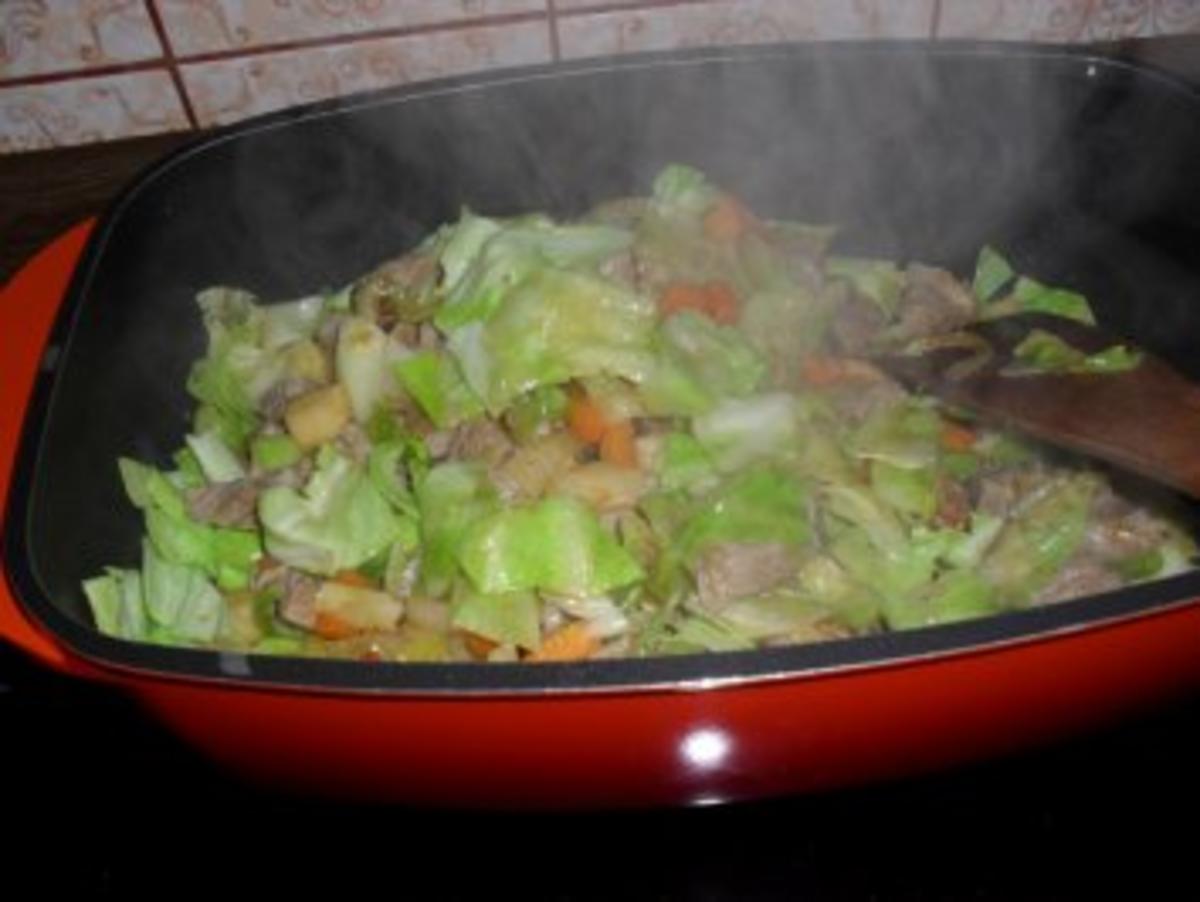 Spitzkohl mit Schweinenacken, Karotten, Sellerie und Zwiebeln - Rezept - Bild Nr. 4