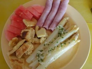 Marinierter Spargel mit Schinken und Eierkuchen!! - Rezept