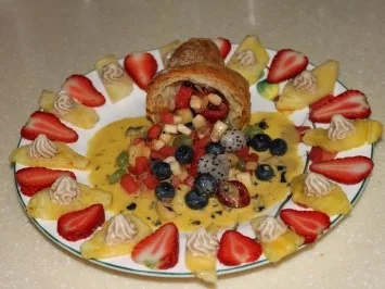 Früchtetraum aus Croissant an Moccaeis auf Erdbeer Ananaskreis - Rezept