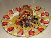 Früchtetraum aus Croissant an Moccaeis auf Erdbeer Ananaskreis - Rezept