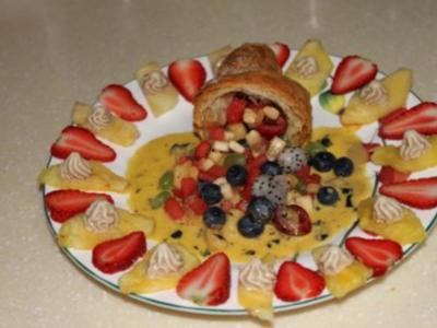 Früchtetraum aus Croissant an Moccaeis auf Erdbeer Ananaskreis - Rezept