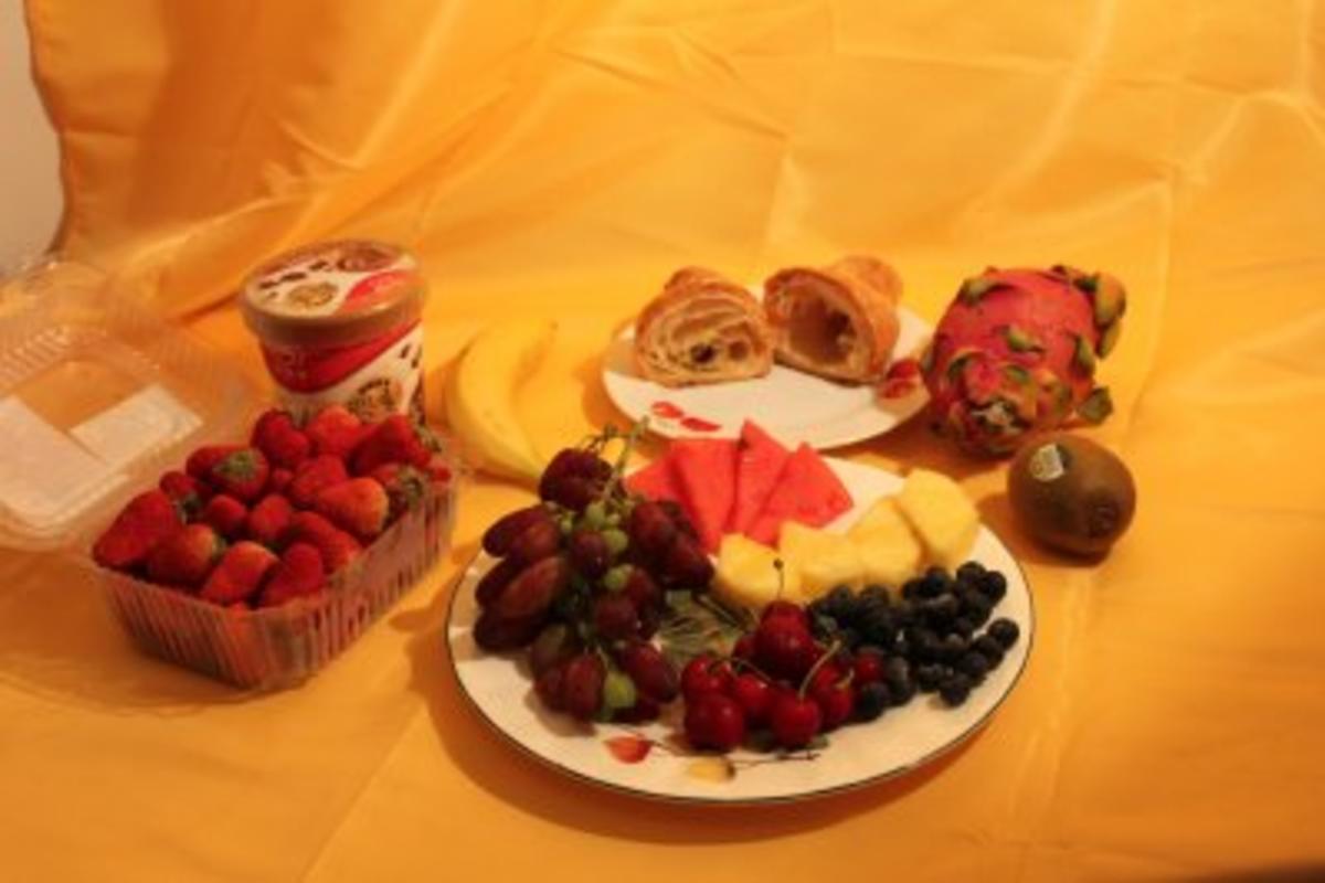 Früchtetraum aus Croissant an Moccaeis auf Erdbeer Ananaskreis - Rezept - Bild Nr. 2