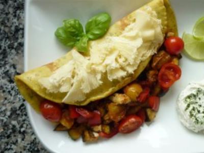 Currykraut-Pfannkuchen mit knackiger Gemüsefüllung  und Tete de Moine-Locken - Rezept