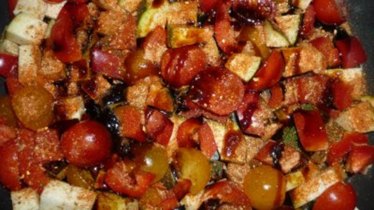 Currykraut-Pfannkuchen mit knackiger Gemüsefüllung  und Tete de Moine-Locken - Rezept - Bild Nr. 3