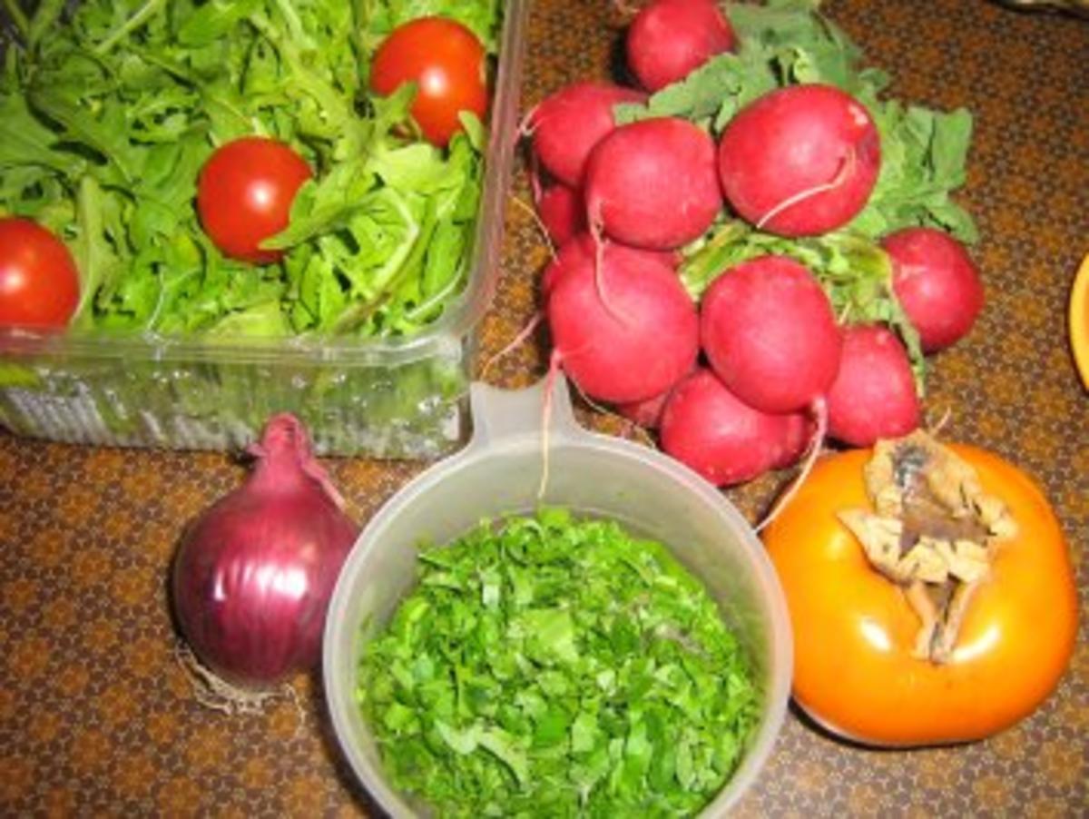 Ruccolasalat mit Sharonfrucht und Radieschen - Rezept - Bild Nr. 2