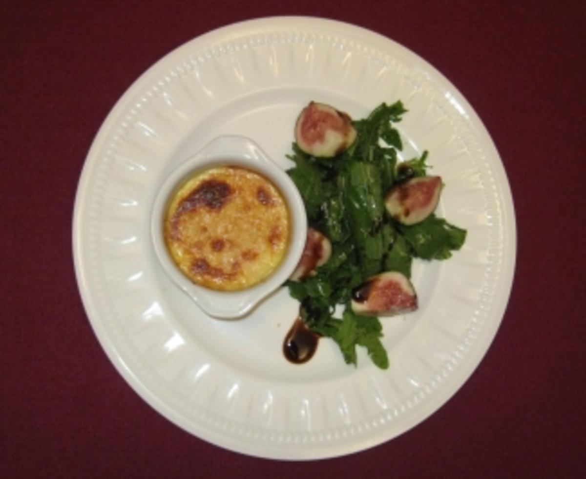 Parmesan-Crème-Brûlée mit kleinem Rucola-Feigen-Salat - Rezept