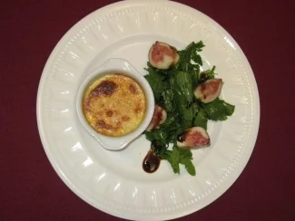 Parmesan-Crème-Brûlée mit kleinem Rucola-Feigen-Salat - Rezept